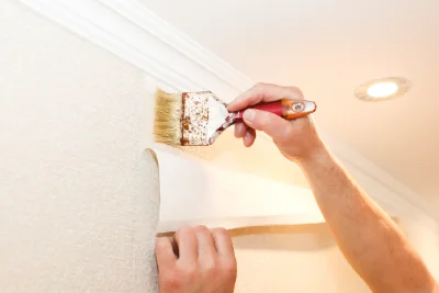 Pose de papier peint à Alando — revêtements muraux et toiles de verre